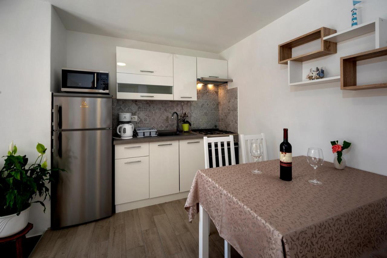 Apartments Rafael โปเรช ภายนอก รูปภาพ