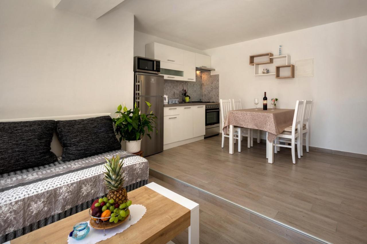 Apartments Rafael โปเรช ภายนอก รูปภาพ